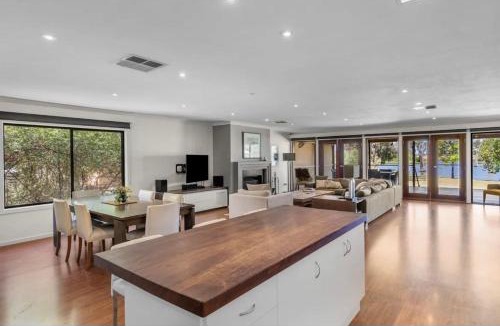 Kirwans Bridge House | Tranquil River Retreat