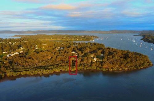 Brisbane Waterfront House | Tranquil Treetop Absolute Waterfront Holiday Home