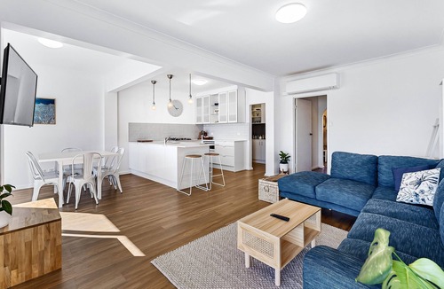 West Lakes House | Tranquil Waterfront Location