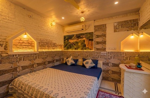 Mansagar Lake Hostel | Travellers Village