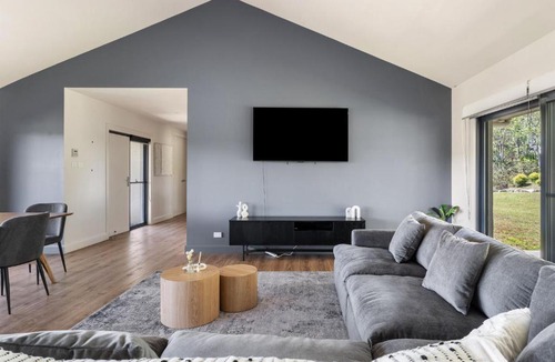 Pokolbin House | Travertine Vineyard Retreat - Stay Among the Vines