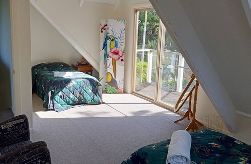 Clagiraba House | Tree Change Escape 4bed $M Gold Coast Skyline Views, Tranquil, Cozy, Convenient