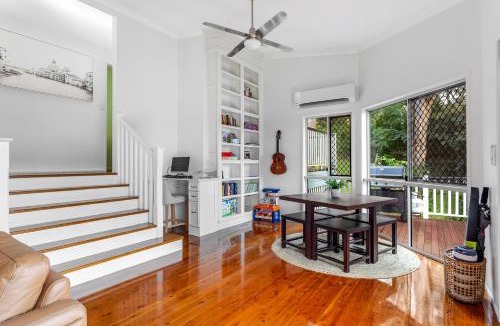 Middle Ridge House | Tree House Toowoomba - Peace & Quiet in tree tops