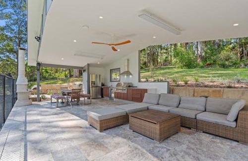 Macmasters Beach House | Treetop Acreage with Tennis Court