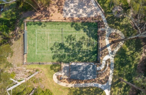 Macmasters Beach House | Treetop Acreage with Tennis Court