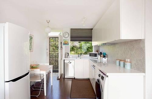 Bronte Apartment | Treetop Retreat Five Minute Stroll To The Beach
