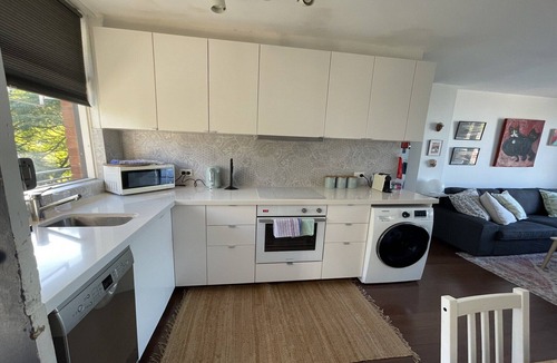 Bronte Apartment | Treetop Retreat Five Minute Stroll To The Beach