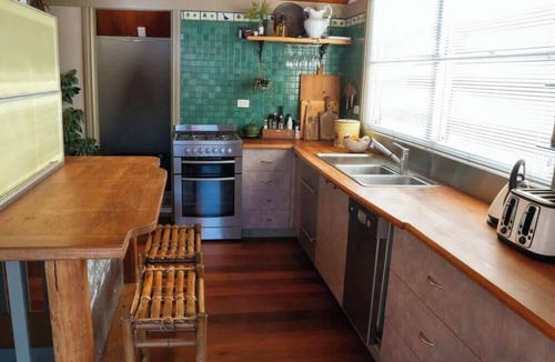Tawonga South Apartment | TreeTops House near Bright with Mtn & pool views