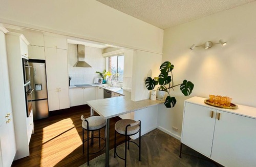 Toorak Apartment | Treetops in Toorak 2br midcentury entire apartment