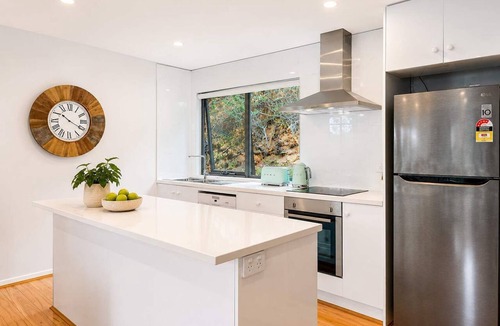 Taroona House | Treetops-Large Home 9km to CBD Sleeps 10.