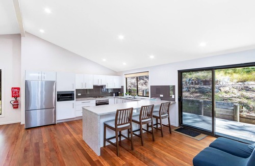Hardys Bay House | Treetops on the Bay by HolidayCo.