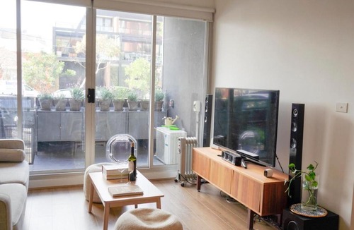Port Melbourne Apartment | Trendy Modern 2BD Apartment Close to Beach & City