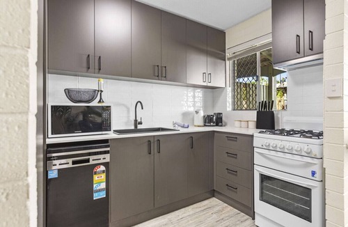 Wembley Apartment | Trendy townhouse on lake’s edge with lush parks!