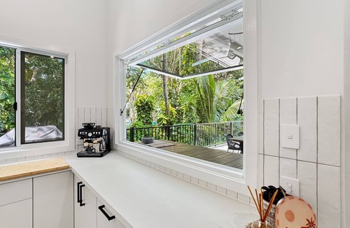 Picnic Bay House | Tropic 21