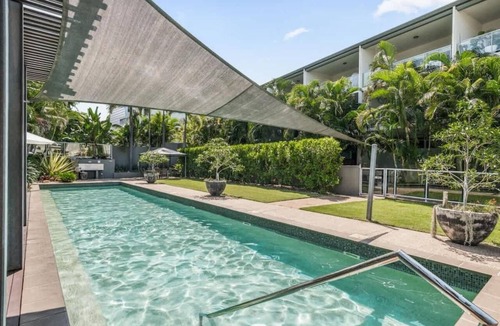 Bulimba Apartment | Tropical Bulimba 2BR Retreat | 2xParking & Netflix