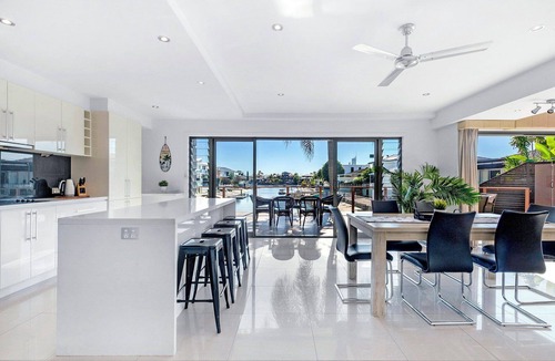 Broadbeach Waters House | Tropical Dreaming (Heated Pool)