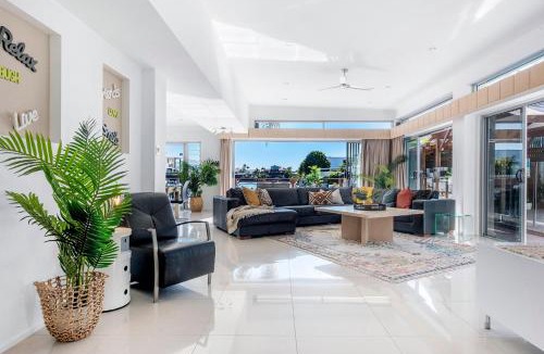 Broadbeach Waters House | Tropical Dreaming - Heated Pool Cinema Room