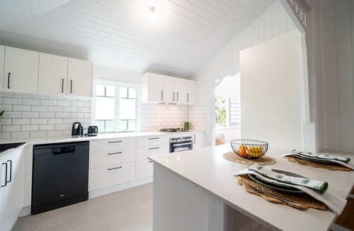 Hermit Park House | Tropical getaway 10 min to city
