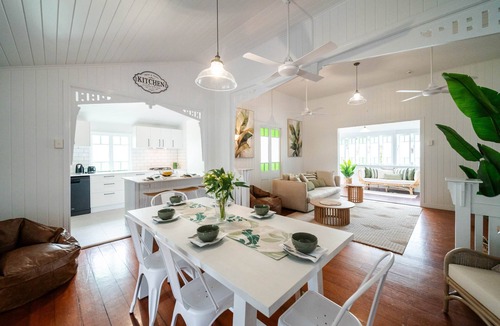 Hermit Park House | Tropical getaway 10 min to city