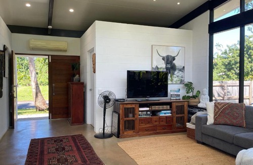 Mission Beach House | Tropical Modernist Retreat