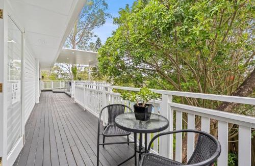 Ashmore House | Tropical Oasis: Heated Spa, Pool & Huge Decks