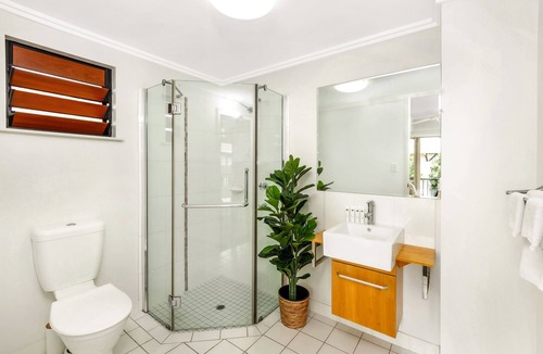 Clifton Beach Apartment | Tropical Oasis- Modern 3 bedroom apartment