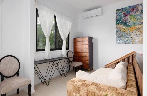 Rochedale South House | Tropical Poolside Studio Private Entry