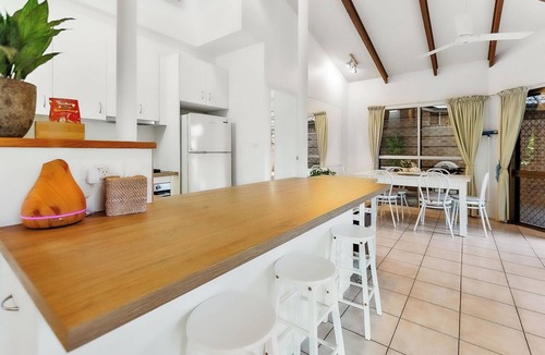 Trinity Beach House | Tropical Retreat - Pet-Friendly Steps to Beach