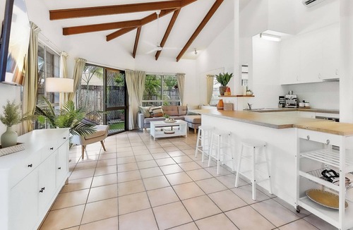 Trinity Beach House | Tropical Retreat - Pet-Friendly Steps to Beach