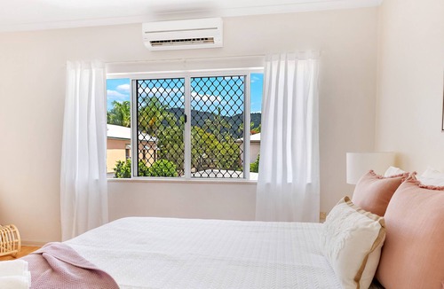 Edge Hill Apartment | Tropical retreat- Perfect for short or long stays