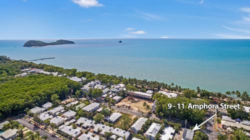 Palm Cove Apartment | Tropical Unit with Private Fenced Garden Close to The Beach 5
