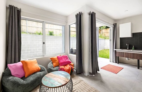 North Manly Apartment | Tropical Vibes in North Manly AC and FREE Parking