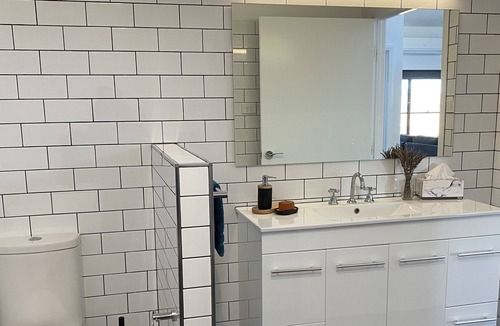 Stonehenge Cottage | Tui Lodge Modern Farmstay with Magic Rural Views (Pet Friendly!)