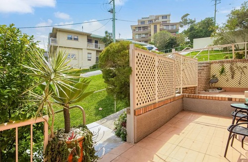 Tweed Heads Apartment | Tumut Unit 1- Great location easy walk to Tweed Heads, Rainbow Bay beaches and Twin Towns RSL