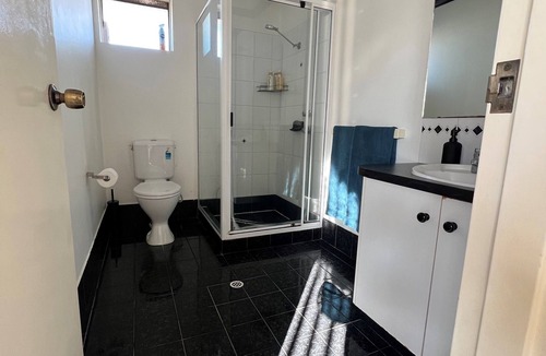 Boulder House | Tupper Retreat - Modern 3 Bedroom 2 bathroom home with ALL amenities!