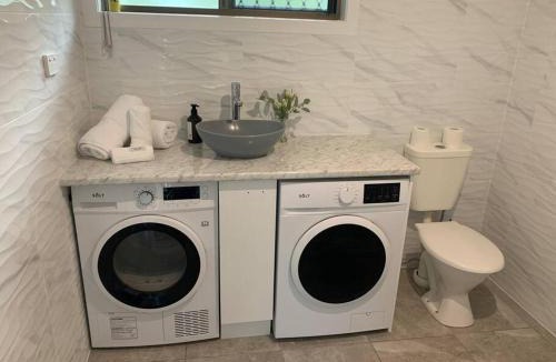Urangan Apartment | Turtle Cove Lake Front Cabin 300m To Beach
