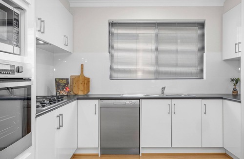 Marmion House | Twin Palms: 4BRM Coastal Retreat with Pool & BBQ.