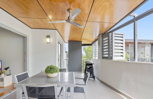 Bulimba Apartment | Two-bedroom Apartment with Entertainment Sunroom