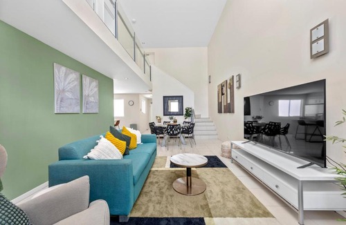 South Brisbane Apartment | Two-Level 3BR Apt with Rooftop Balcony & 2 Car Parks