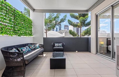 South Brisbane Apartment | Two-Level 3BR Apt with Rooftop Balcony & 2 Car Parks