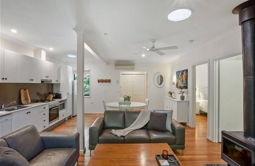 Bright Apartment | Tyntynder Garden Cottage 1