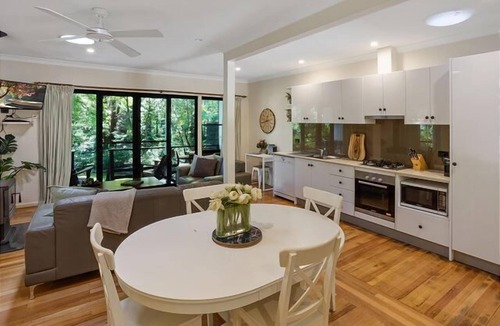 Bright Apartment | Tyntynder Garden Cottage 1