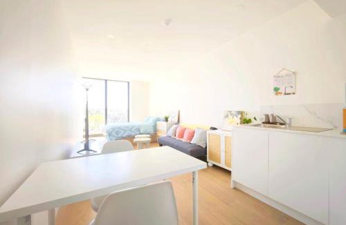 Box Hill Apartment | UG24 - Box Hill Bright and Cozy Hotel Style One Bedroom Suite Kitchenette Ideal for Short Stays