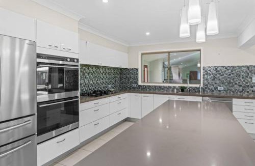 Capalaba House | Ultimate 5BR Luxury Estate Family Group Haven