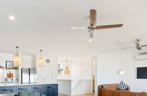 Middleton House | Ultimate in Middleton Coastal Style with Views – Sleeps 10