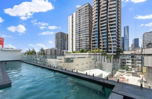 South Brisbane Apartment | Unbeatable River & CBD Views Pool/2Car/Prime Spot