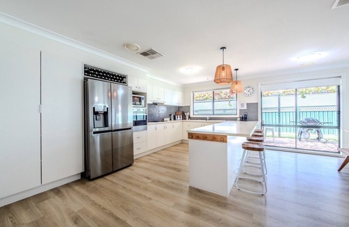 Dubbo House | Under the Grapevines with Pool & BBQ