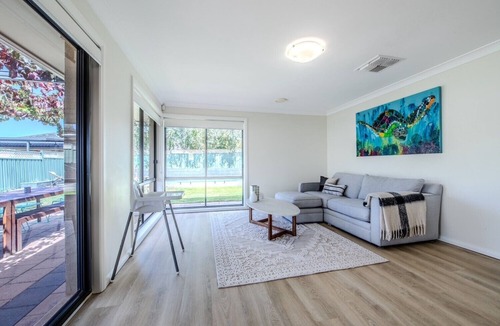 Dubbo House | Under the Grapevines with Pool & BBQ