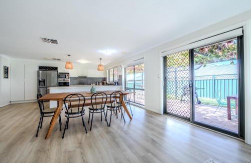 Dubbo House | Under the Grapevines with Pool & BBQ