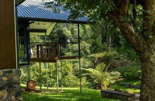 Woombye House | Under the Pecans - 2BR Retreat with Peaceful Scenic Views